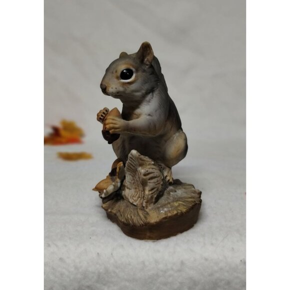Vintage Homco Masterpiece Porcelain Squirrel Figurine Holding Acorn 1982 - Picture 3 of 9